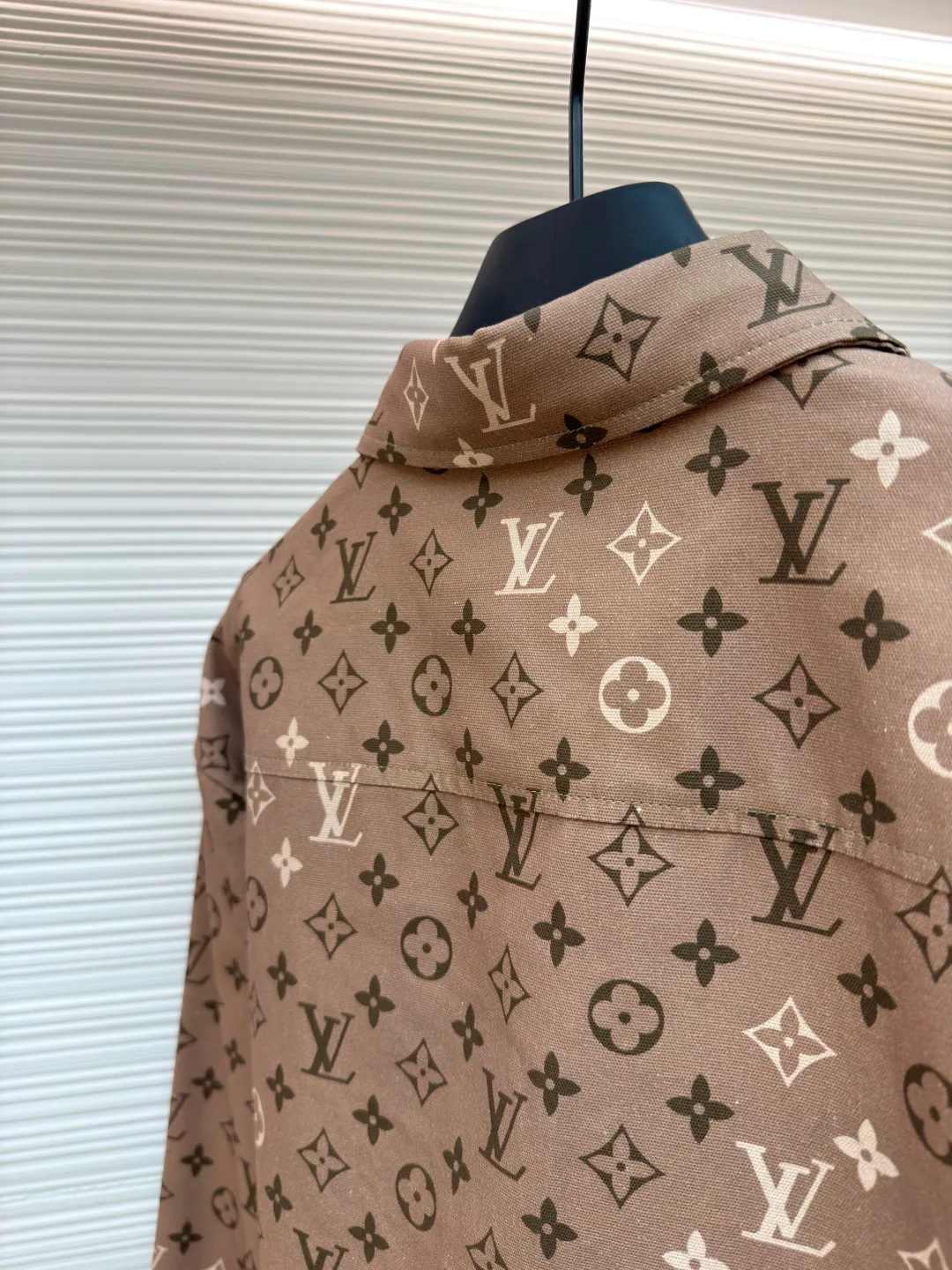 LOUIS VUITTON gradient printed lapel long-sleeved shirt ●Item number: 1681201-A85 ●Material: cotton fabric ●Technology: printing production ●Color: brown ●Version: fitted version ●Weight: about 435 grams ●Size: S-M-L-XL ●Description: Customized YB twill cotton material, high-end texture, comfortable to wear, lapel shirt style, placket can be used as a jacket, the whole body is covered with four-leaf clover elements and letter patterns, full of old money feeling. The straight shoulder line and decent tailoring highlight the tall and neat figure, and the arc hem modifies the waist and shoulders, making it fashionable and fashionable. The overall wiring is straight and delicate, the fabric is comfortable and soft, and the color is consistent without color difference. It can be matched with the same style to create a fashionable look and control various occasions. Customized accessories, complete with three standards, same style for men and women!